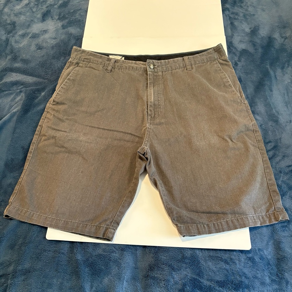 Volcom Mens Corpo Class Chino Shorts Gray Flat Front‎ Pockets Mid Length